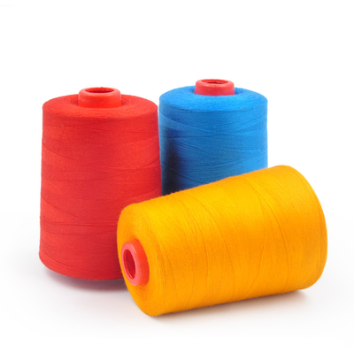 In magazzino Filati di poliestere Hilos De Coser Colore solido tinto Spunto 100% Filato di poliestere 40/2 Filato di cucitura di poliestere