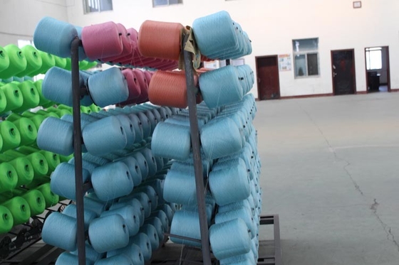 40s/2 Filati di poliestere ad alta resistenza con fibre Yizheng e oltre 1000 colori selezionabili