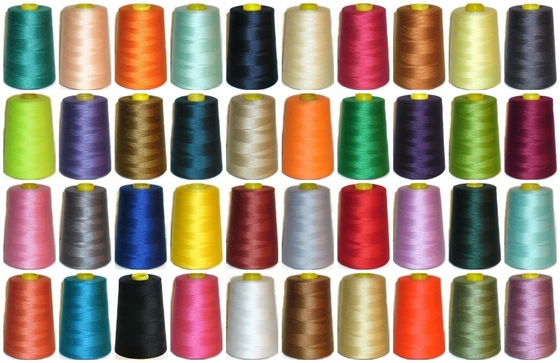 In magazzino all'ingrosso Filati di poliestere a colori solidi spunti 100% con diversi colori 40/2 filati di poliestere