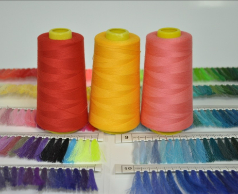 In magazzino all'ingrosso Filati di poliestere a colori solidi spunti 100% con diversi colori 40/2 filati di poliestere