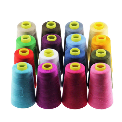 In magazzino all'ingrosso Filati di poliestere a colori solidi spunti 100% con diversi colori 40/2 filati di poliestere