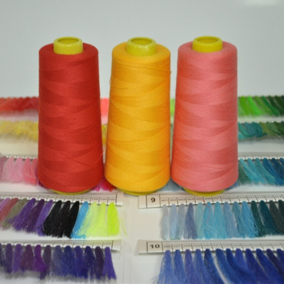Colori personalizzati 45/2 filo di cucitura in poliestere con alta tenacia e normale imballaggio