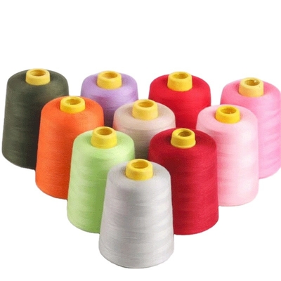 Cina 8000 Yards Poliestere filo di cucitura Spuntato Poliestere filo di cucitura per abbigliamento vendita calda